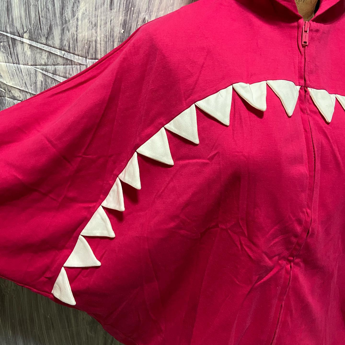 20471120 hyoma shark eyeholes hood jacket Size s