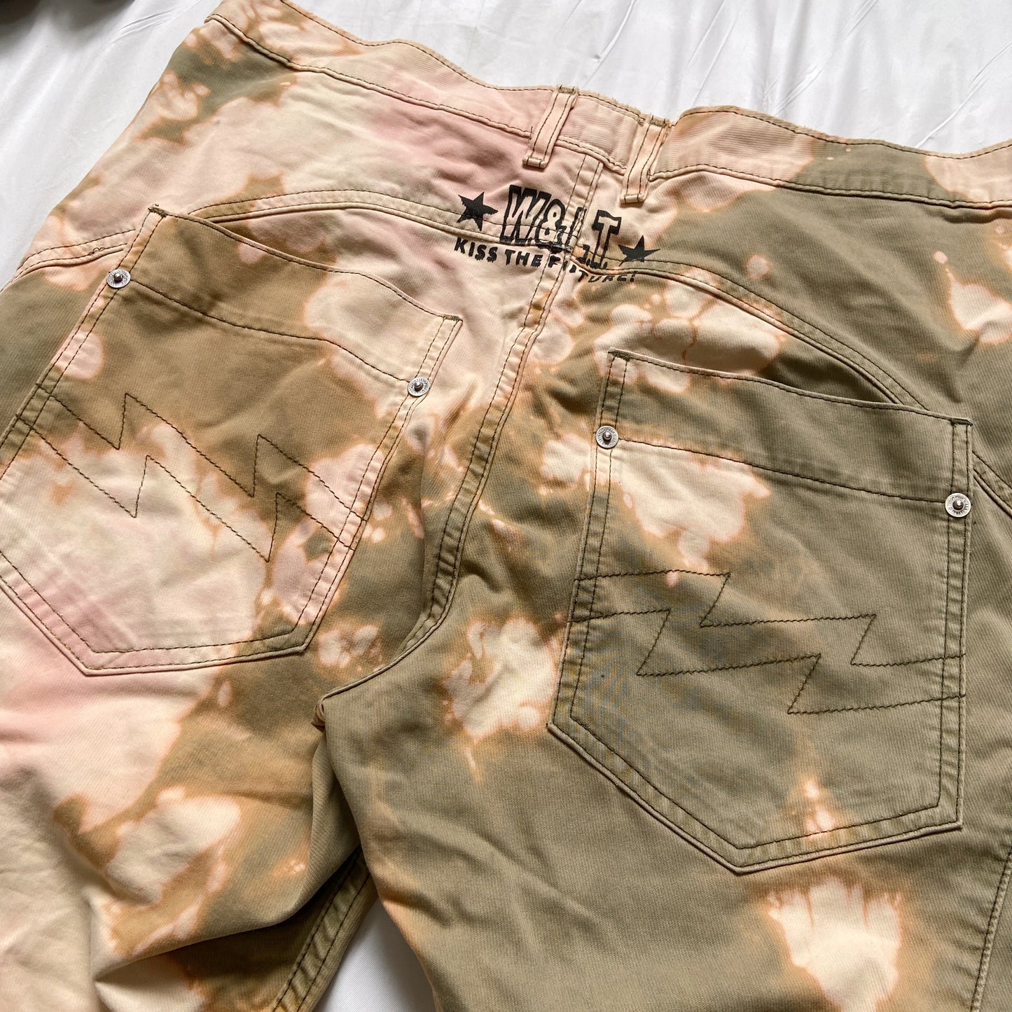 W< acid-dyed shorts