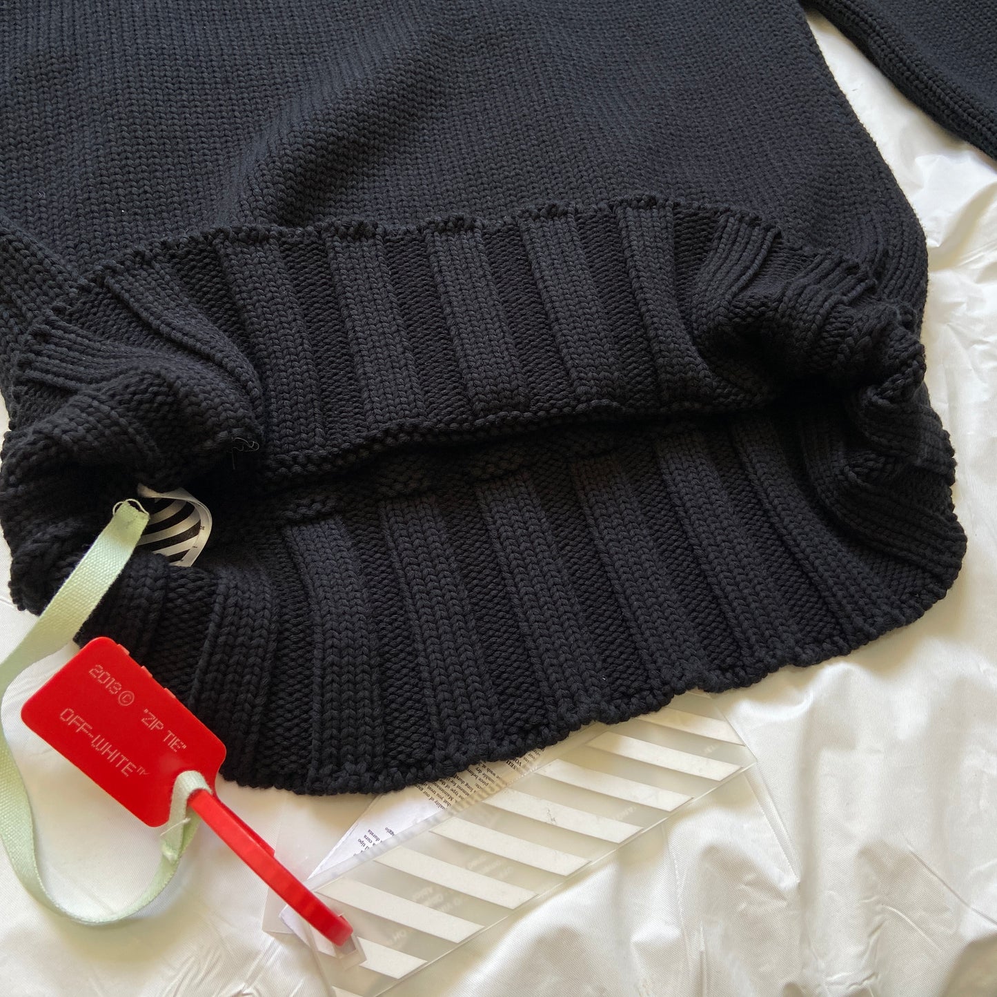 Off white spring 2017 scorpion mens red black cable knit sweater M