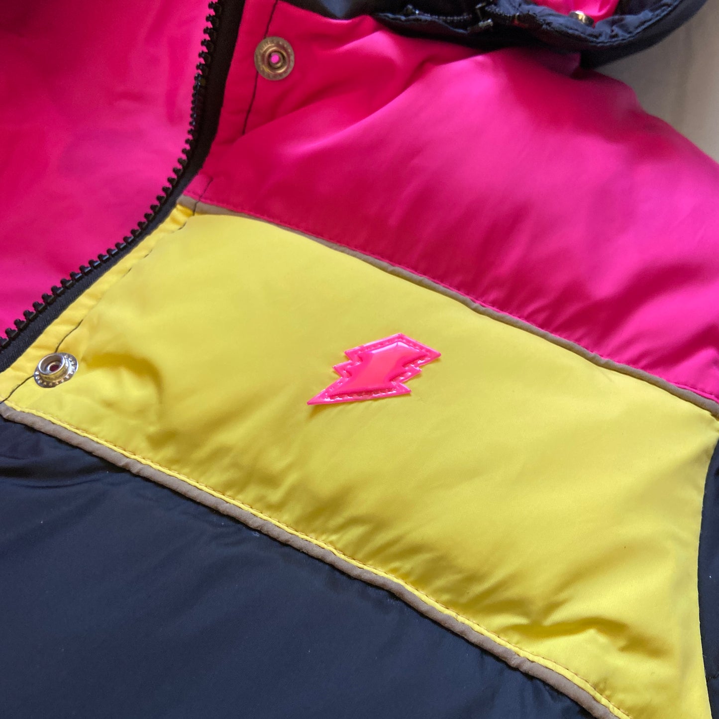 W< "KISS THE FUTURE" goose down puffer jacket with hood M