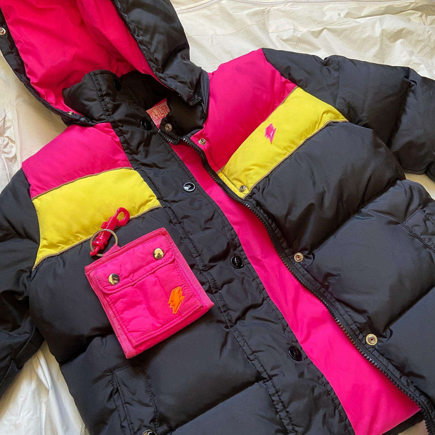 W< "KISS THE FUTURE" goose down puffer jacket with hood M