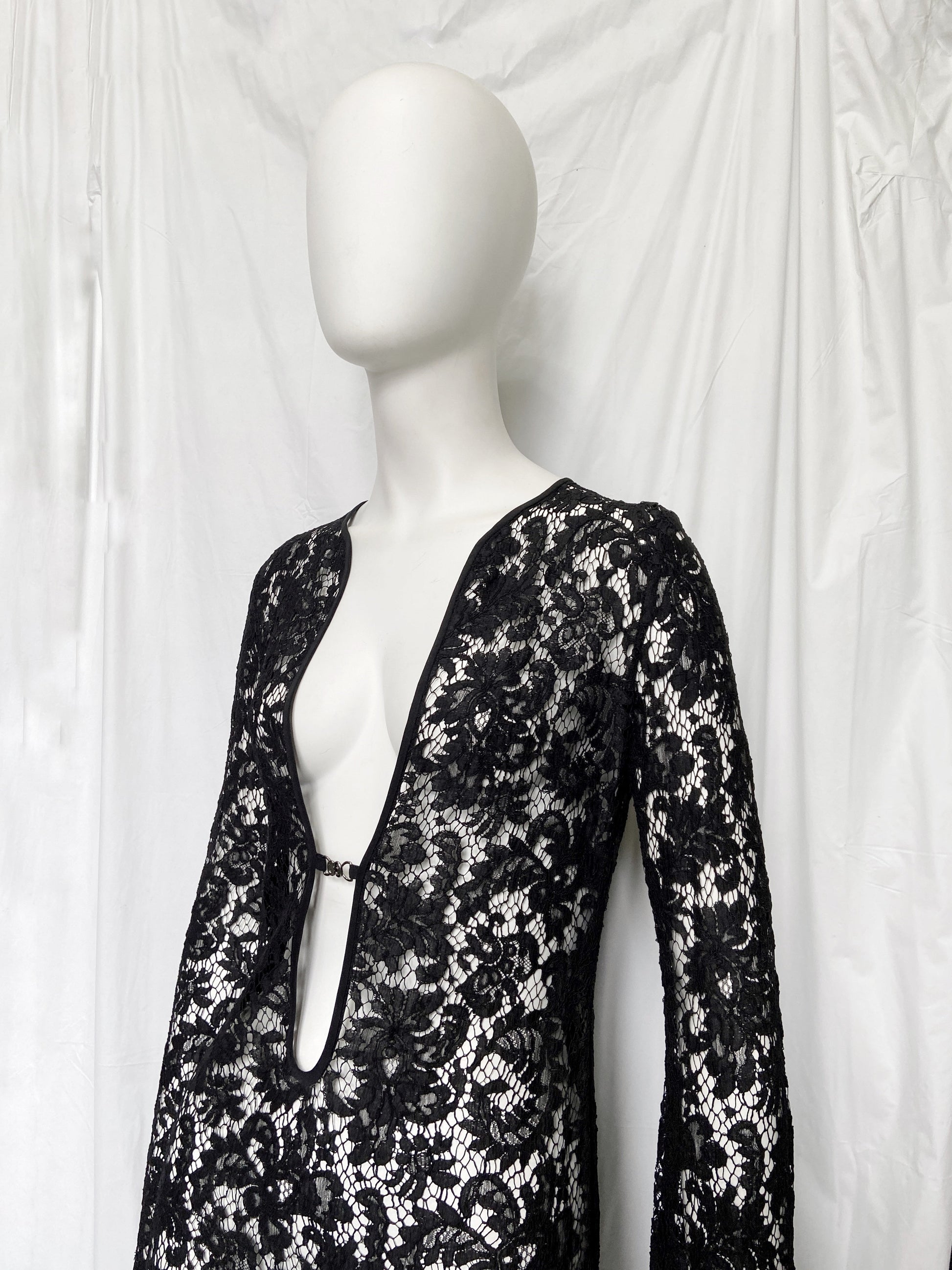 Gucci Spring 1996 Tom Ford Iconic Runway Floral Lace Mini Dress Dusty Archive Gucci Spring 1996 Tom Ford Iconic Runway Floral Lace Mini Dress Dusty Archive